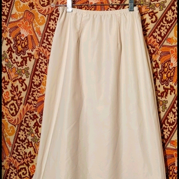 ANOTHER VINTAGE beige half slip with scalloped hem.   Get it outta my li… - Picture 2 of 9